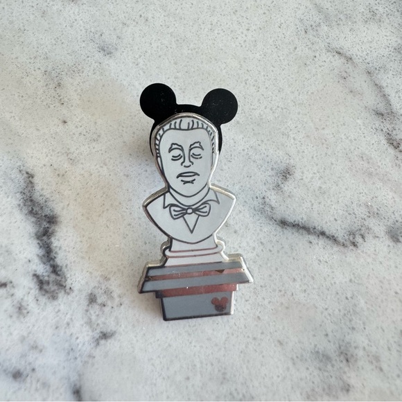 Walt Disney “Hidden Mickey Pin” Enamel Pin - 2008 - Picture 1 of 4